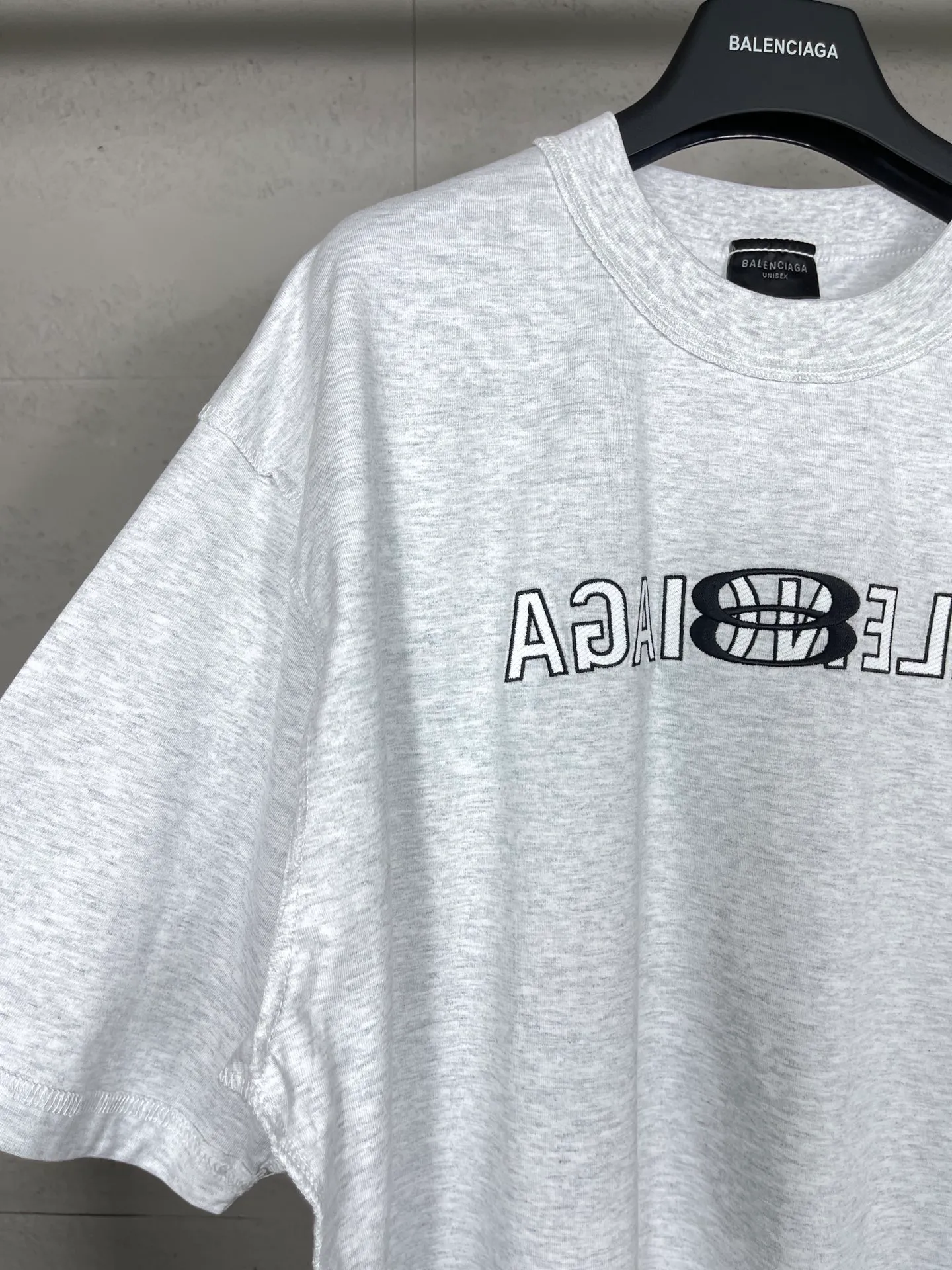 【 . Quality】BALENCI*GA/ #2024New Arrival LOGO 。 Y ， 。#2024 ZP 、 260 ， . ， 。 。Classic LOGO 。 ， 。 , OS . Same Style ：BL 223352 ：Black.Light Gray Size：XS L